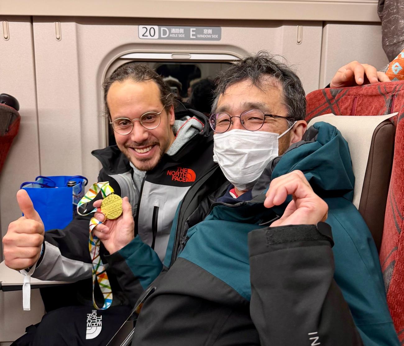 世界中の見知らぬ人、友人、家族を一つに結ぶ魔法のシンボル 新幹線で出会った日本人とのつながりのストーリー